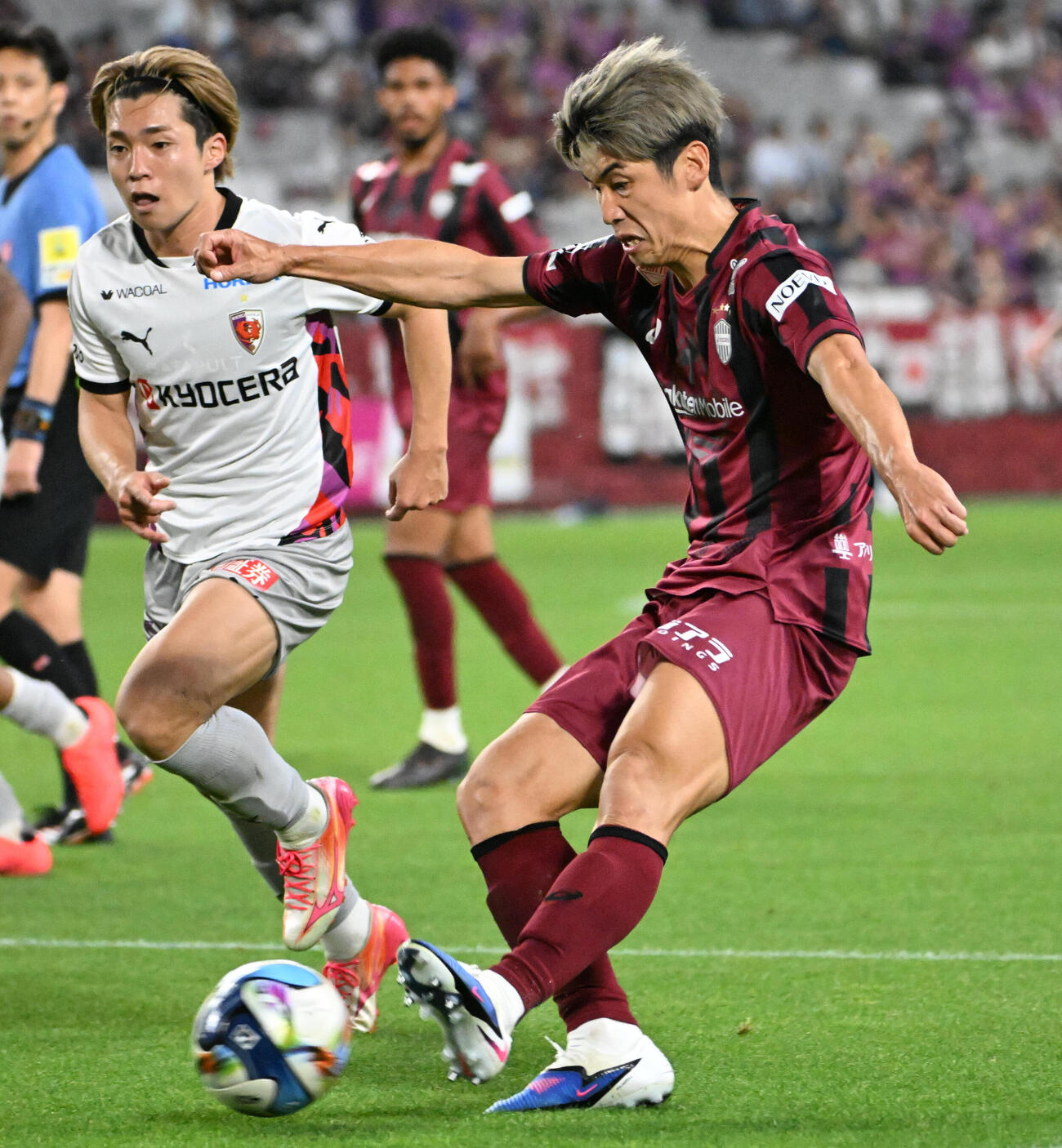 神戸対京都　後半、パスを出す大迫勇也（右）（撮影・石井愛子）