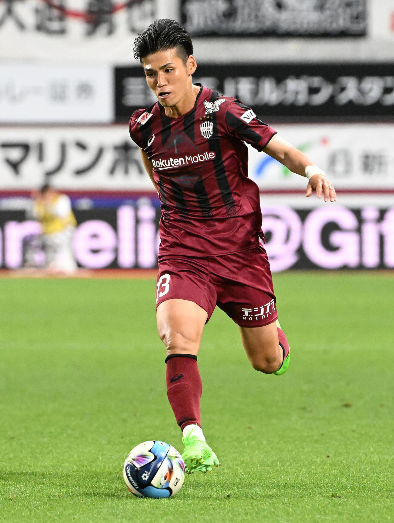 神戸対京都　後半、ドリブルをする神戸佐々木大樹（撮影・石井愛子）