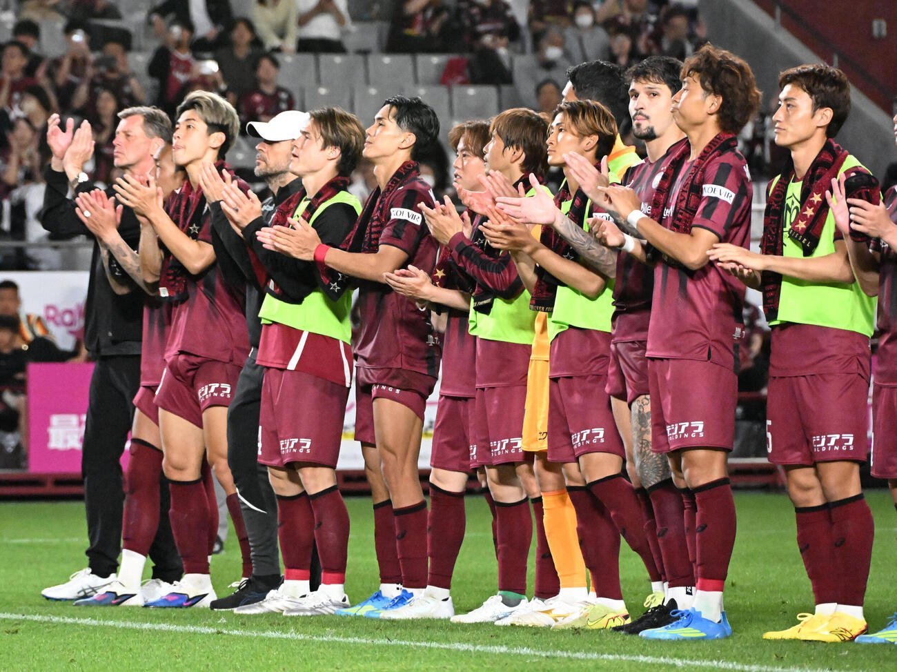 神戸対京都　試合終了後、サポーターにあいさつをする神戸イレブン（撮影・石井愛子）