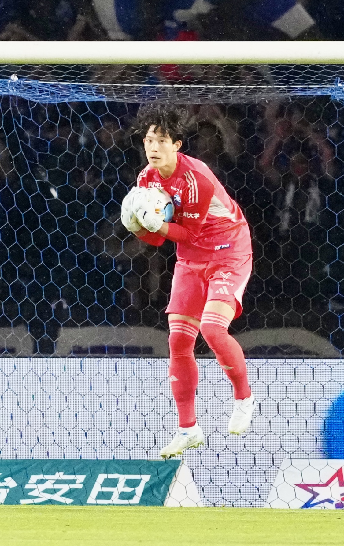 明治安田J1百年構想リーグ　第12節　町田対東京V　前半、ボールをキャッチする町田GK谷晃生（撮影・江口和貴）