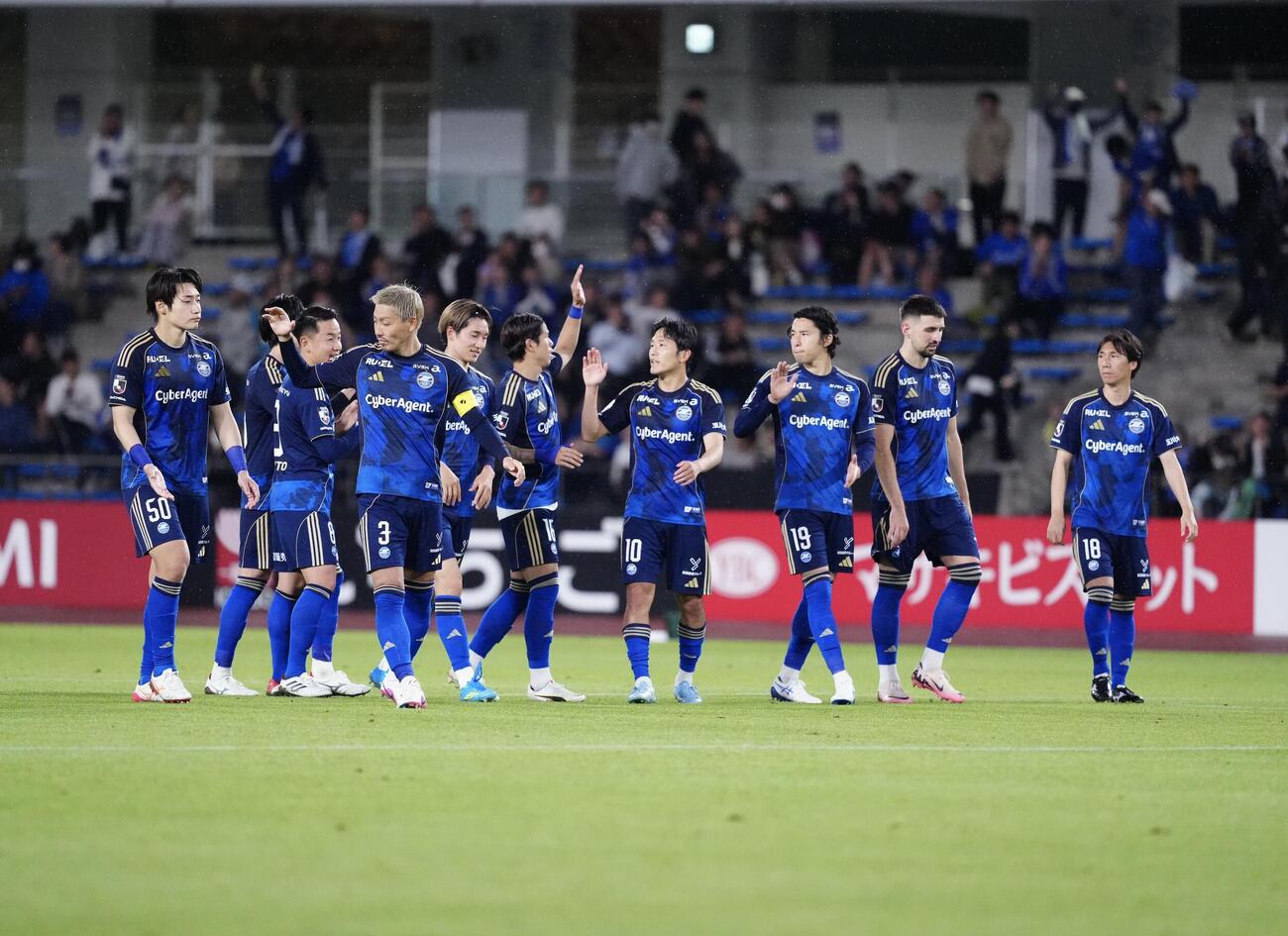 町田対東京V PK戦で勝利しタッチを交わす町田イレブン（撮影・江口和貴）