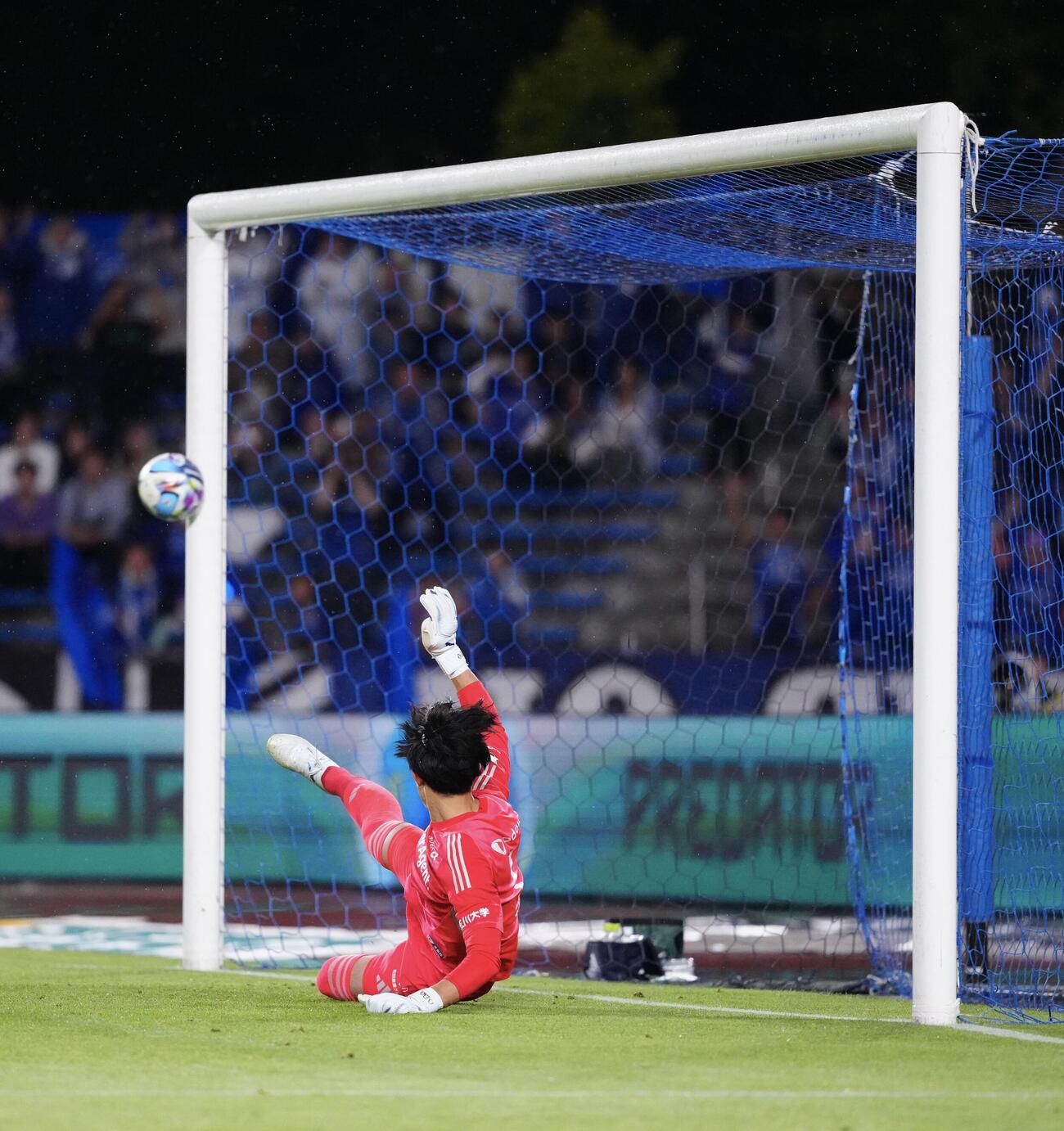 明治安田J1百年構想リーグ　第12節　町田対東京V PK戦でボールがポストに当たり、町田が勝利。町田GK谷晃生（撮影・江口和貴）