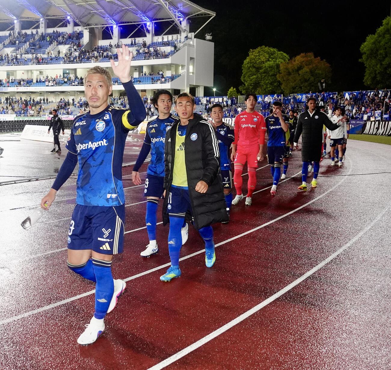 明治安田J1百年構想リーグ　第12節　町田対東京V　試合後、あいさつする昌子源（左端）ら町田の選手たち（撮影・江口和貴）