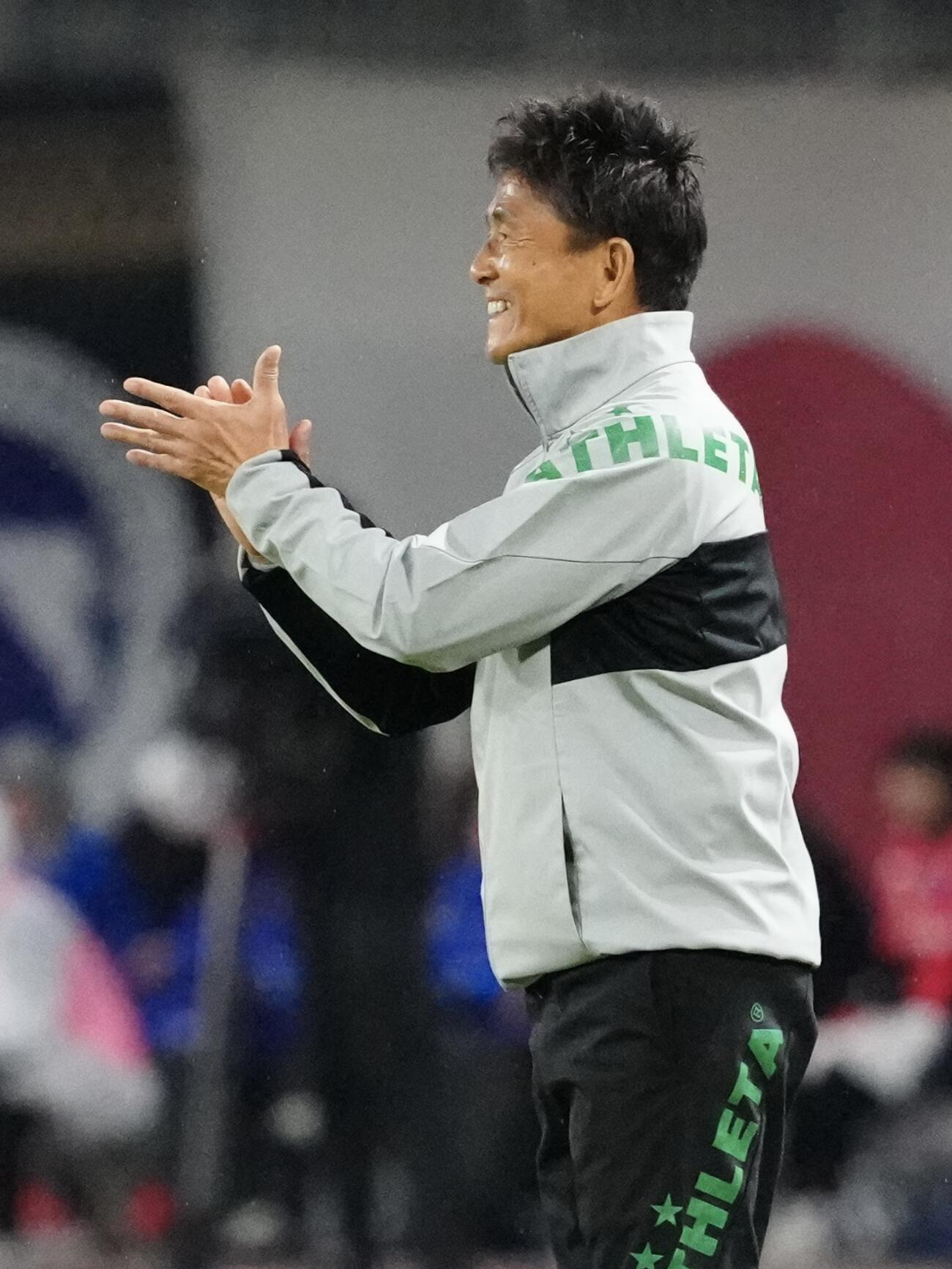明治安田J1百年構想リーグ　第12節　町田対東京V　前半、拍手する東京V城福浩監督（撮影・江口和貴）
