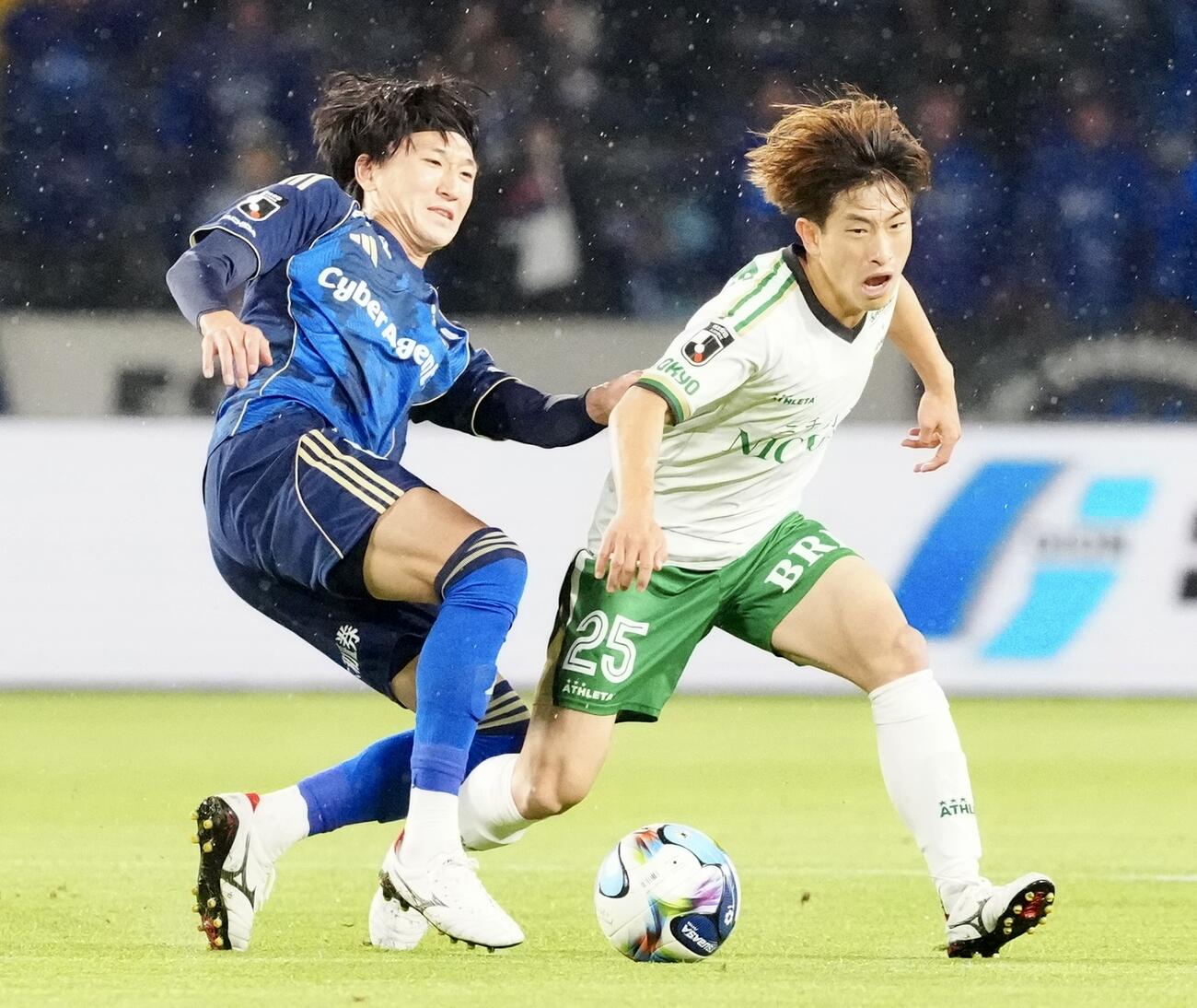明治安田J1百年構想リーグ　第12節　町田対東京V　前半、ボールを奪い合う東京V熊取谷一星（右）と町田中村帆高（撮影・江口和貴）
