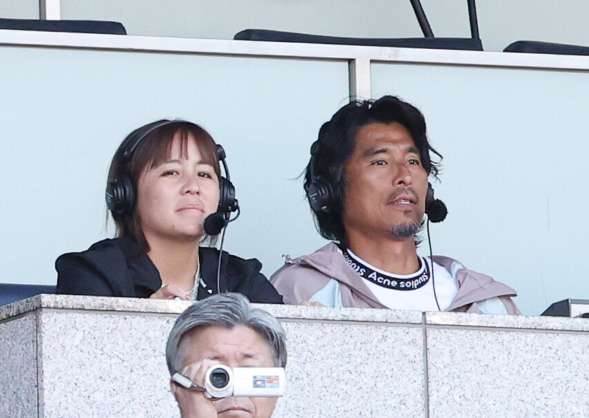 JA全農杯チビリンピック2026　全国小学生選抜サッカー決勝大会　決勝　鹿島アントラーズつくばジュニア対川崎フロンターレU－12　解説を務める岩渕真奈さん（左）と中沢佑二さん（撮影・宮地輝）