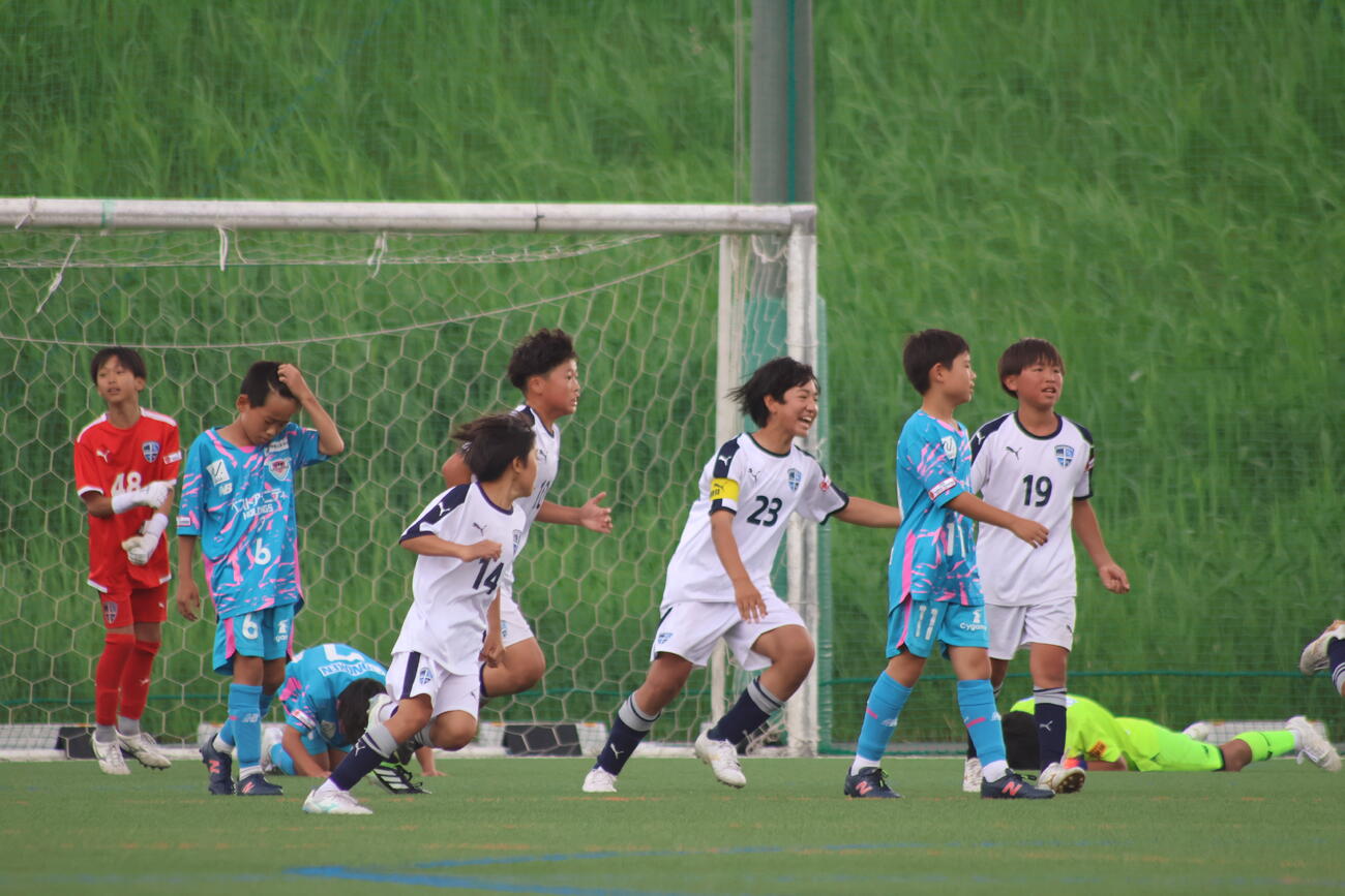 初のベスト４進出を決める試合終了のホイッスルに、西宮SSの歓喜が爆発した