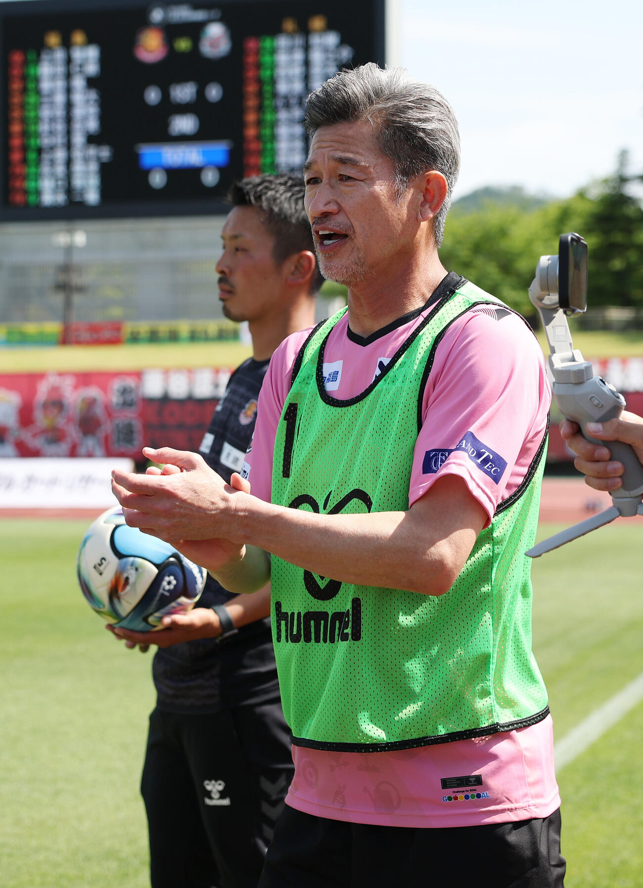 明治安田J2・J3百年構想リーグ　福島対札幌　試合前、チームメートを鼓舞する福島カズ（撮影・宮地輝）