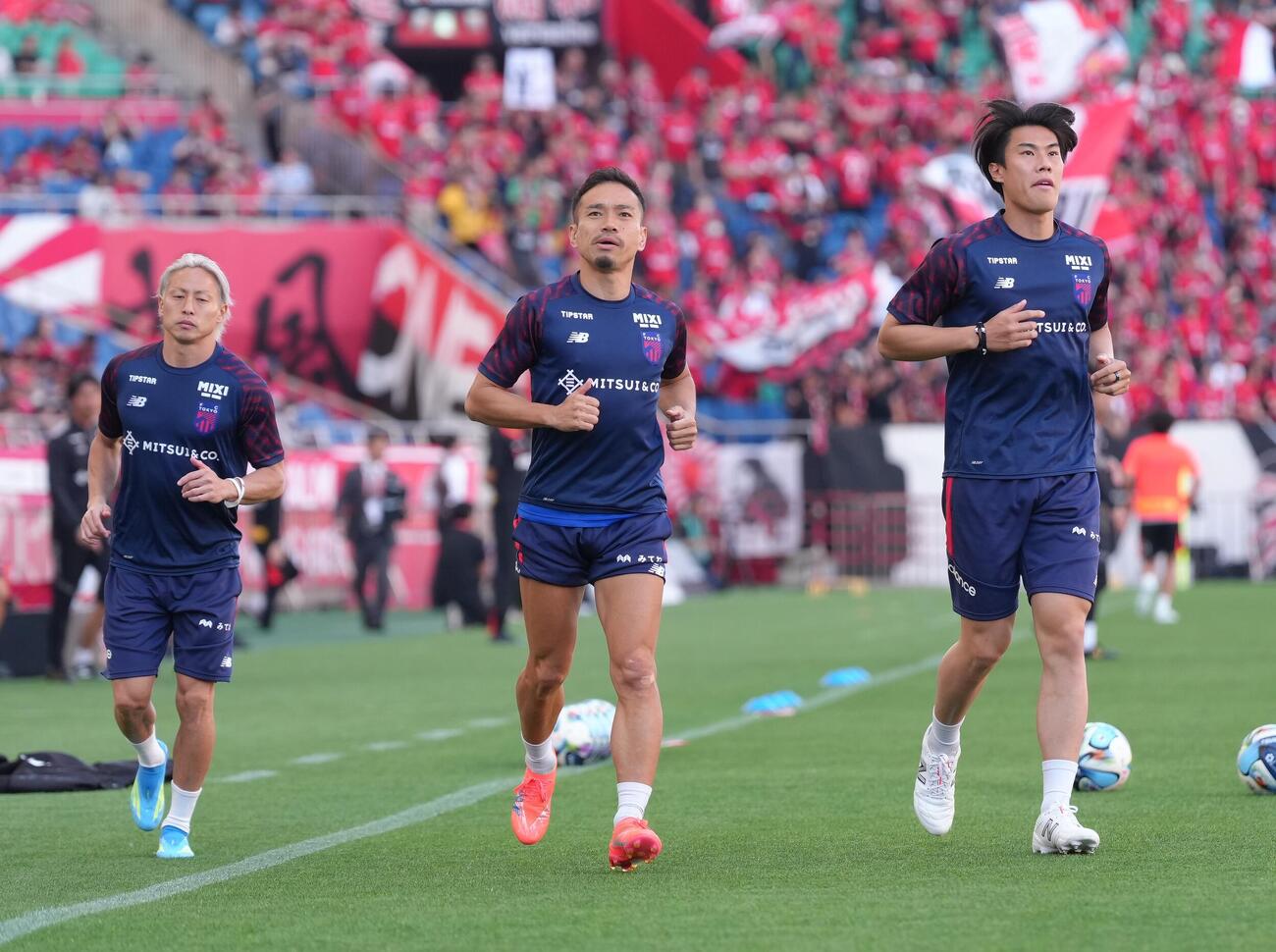 明治安田J1百年構想リーグ　浦和対東京　試合前、練習に臨む東京長友佑都（中央）（撮影・足立雅史）