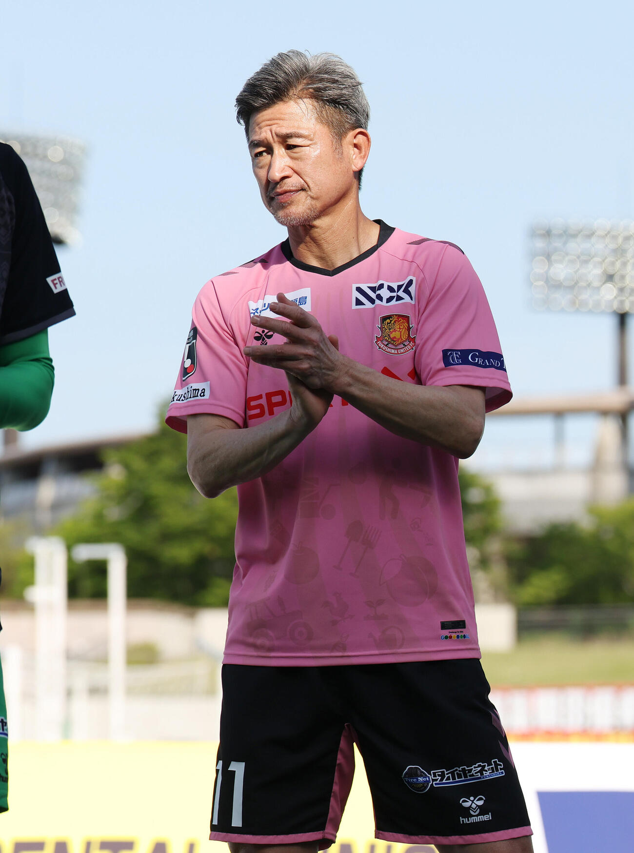 福島対札幌　試合後、サポーターにあいさつする福島カズ（撮影・宮地輝）