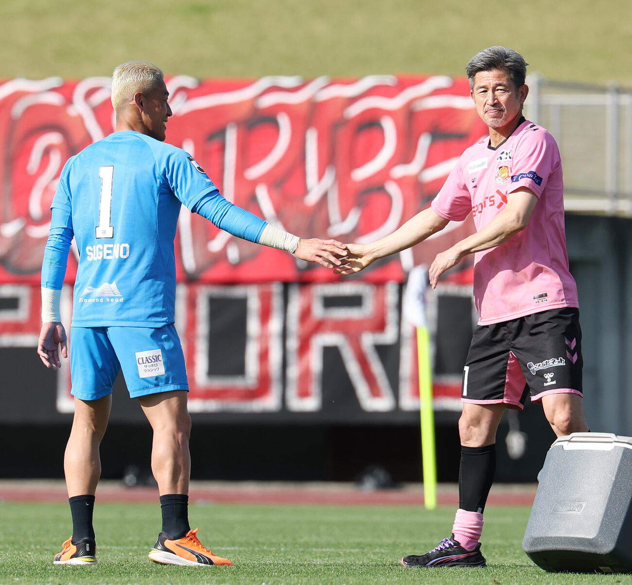 福島対札幌　試合後、札幌GK菅野孝憲（左）とあいさつを交わす福島カズ（撮影・宮地輝）