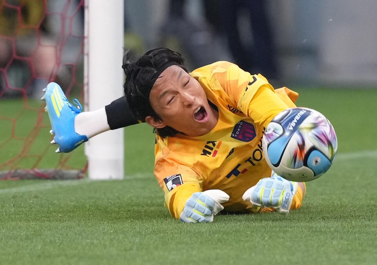 明治安田J1百年構想リーグ　浦和対東京　PK戦、浦和9人目のシュートをセーブする東京GKキム・スンギュ（撮影・足立雅史）