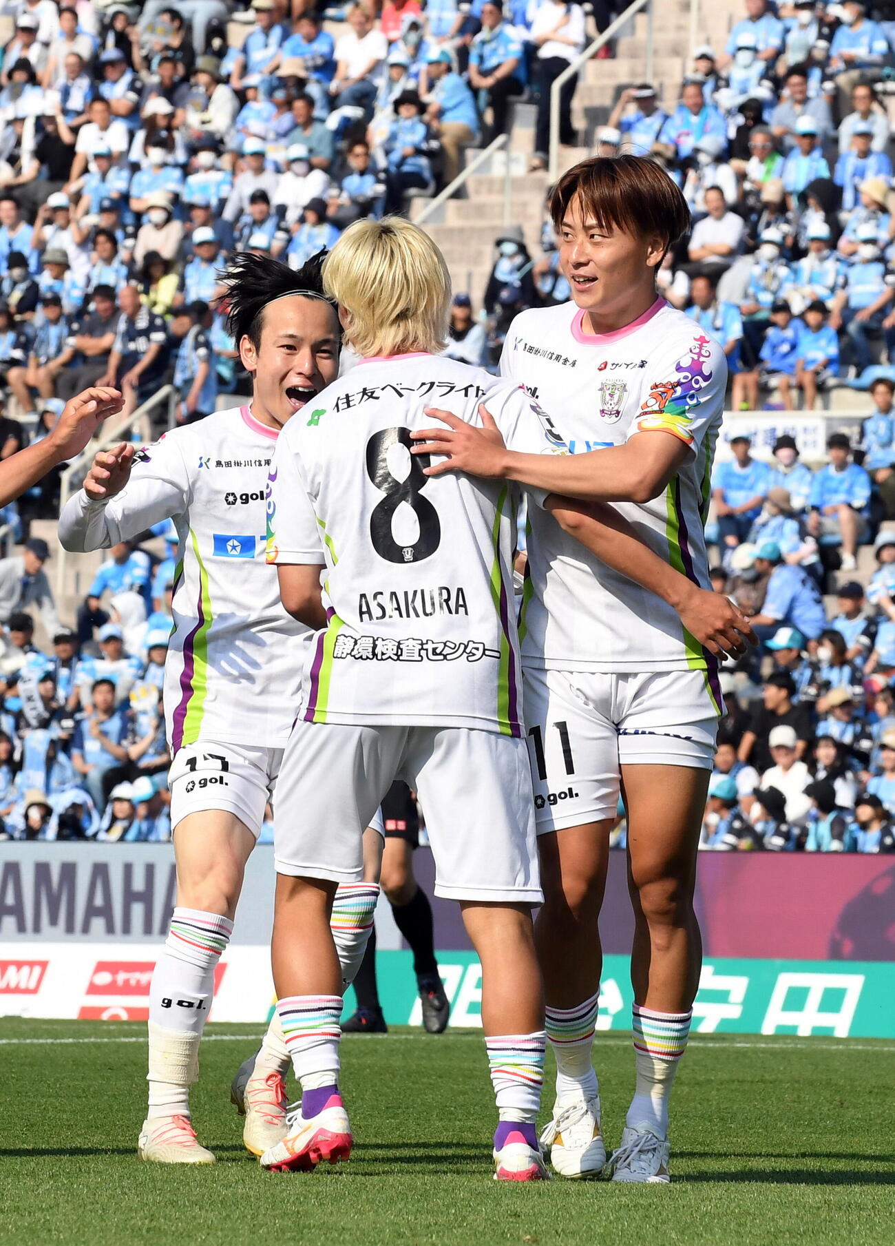 後半5分、自身2点目を決めて仲間と抱き合う藤枝真鍋（右端）