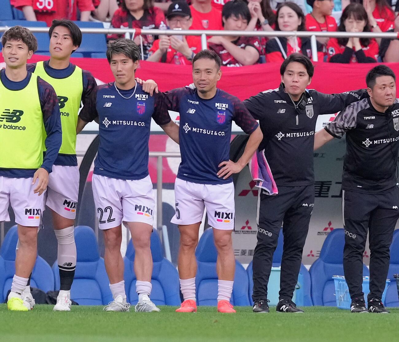 PK戦を見つめる東京長友佑都（中央）（撮影・足立雅史）