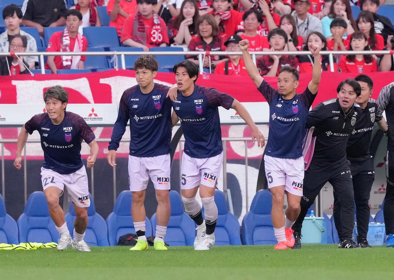 PK戦で勝利し喜ぶ東京長友佑都（右から3人目）ら（撮影・足立雅史）