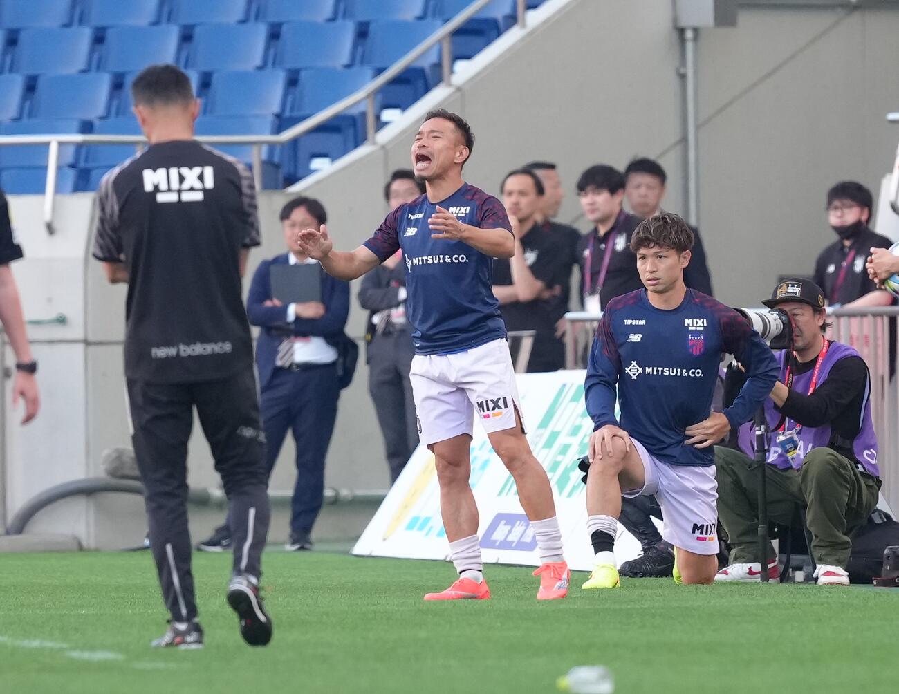 明治安田J1百年構想リーグ　浦和対東京　ベンチ前で声を出す東京長友佑都（撮影・足立雅史）