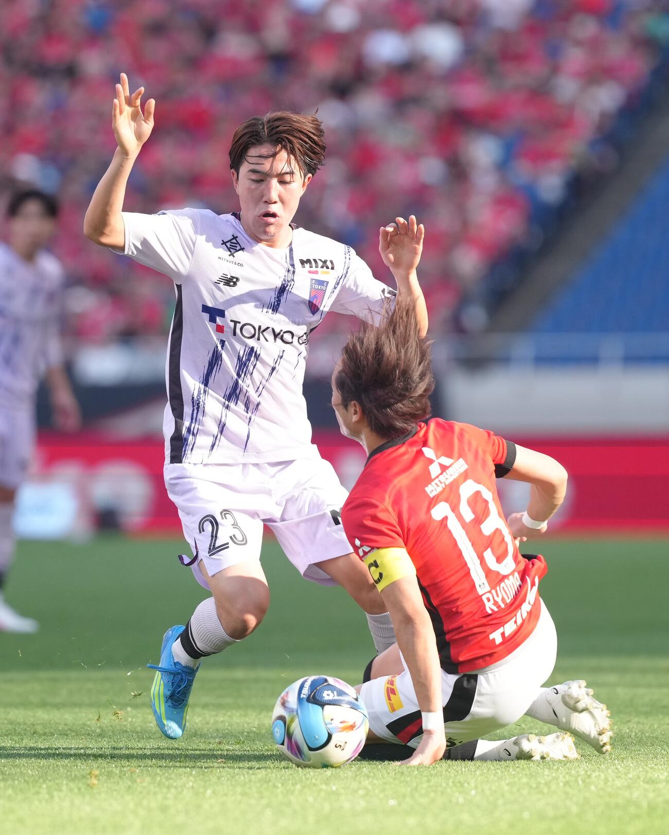 前半、競り合う東京佐藤龍之介（撮影・足立雅史）