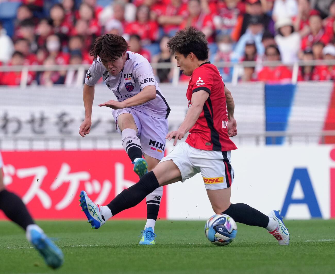 後半、シュートを放つ東京佐藤龍之介（左）（撮影・足立雅史）