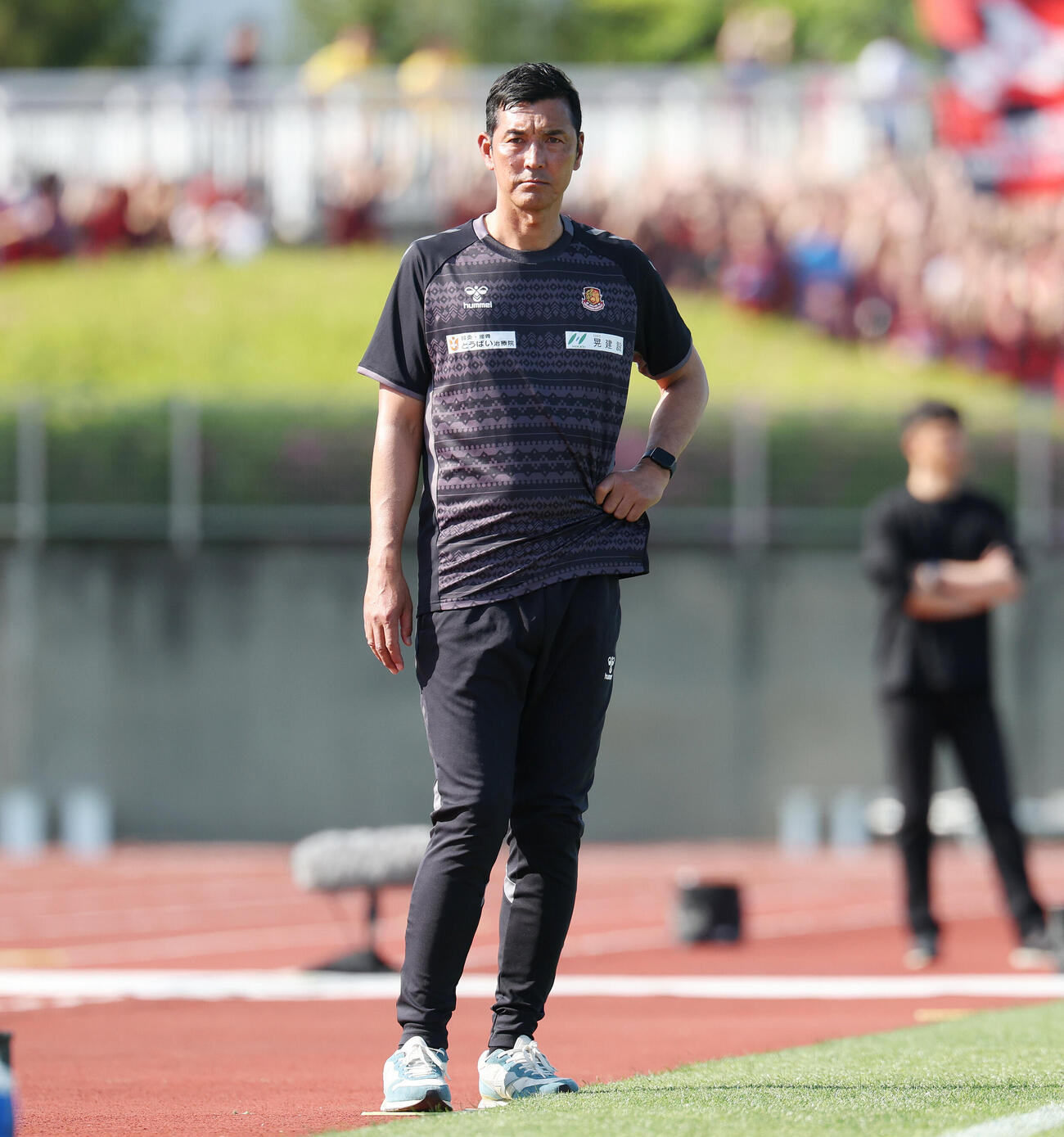 明治安田J2・J3百年構想リーグ　福島対札幌　後半、戦況を見つめる福島寺田周平監督（撮影・宮地輝）