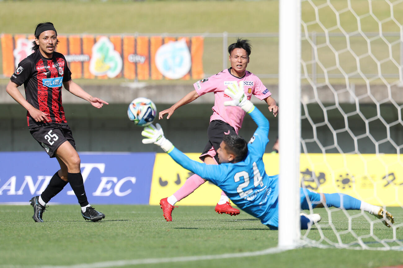 明治安田J2・J3百年構想リーグ　福島対札幌　後半、シュートが外れる福島岡田優希（撮影・宮地輝）