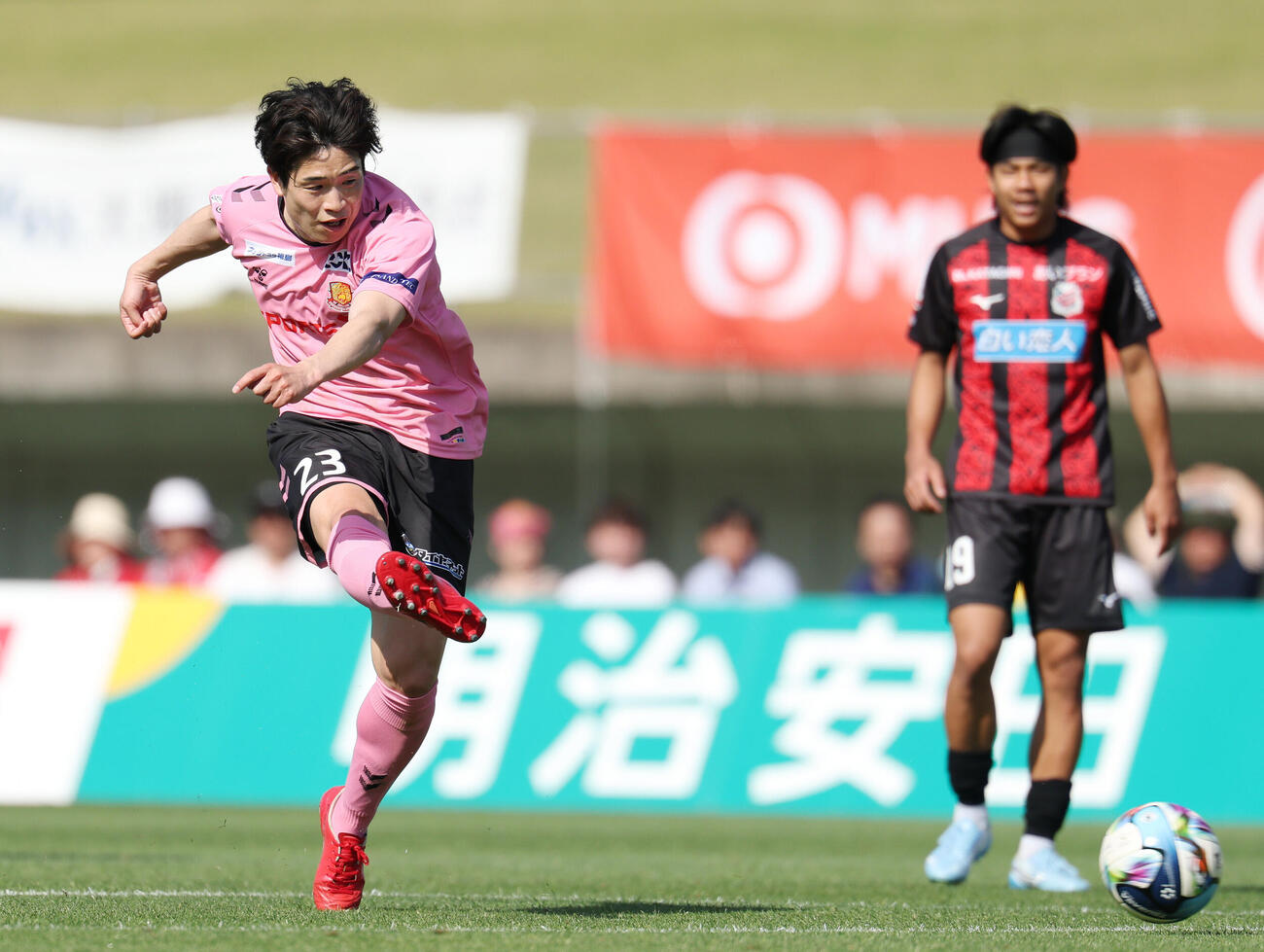 明治安田J2・J3百年構想リーグ　福島対札幌　後半、シュートを放つ福島安在達弥（撮影・宮地輝）