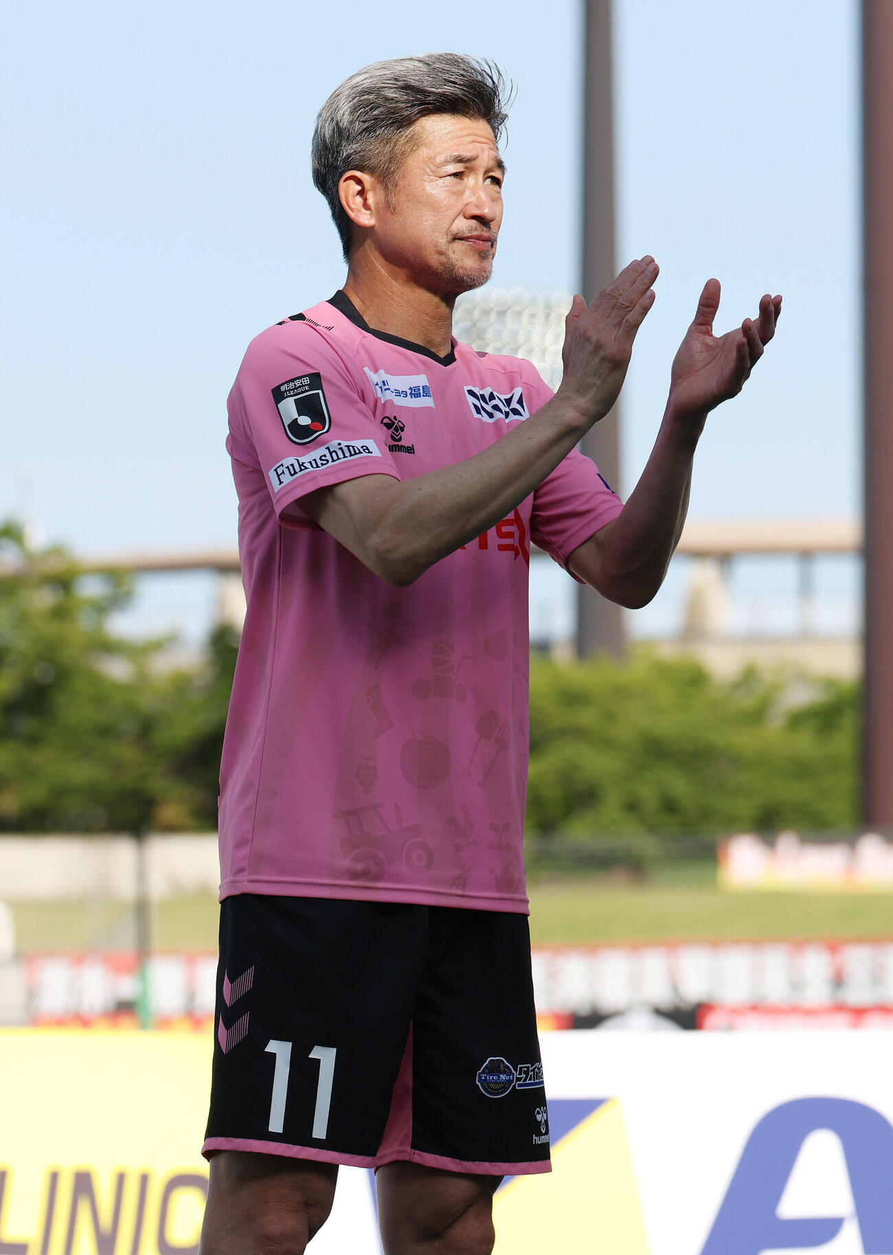 明治安田J2・J3百年構想リーグ　福島対札幌　試合後、サポーターにあいさつする福島カズ（撮影・宮地輝）