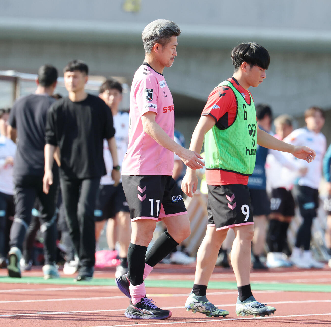 明治安田J2・J3百年構想リーグ　福島対札幌　試合に敗れ、最後まで出番がなかった福島カズ（撮影・宮地輝）