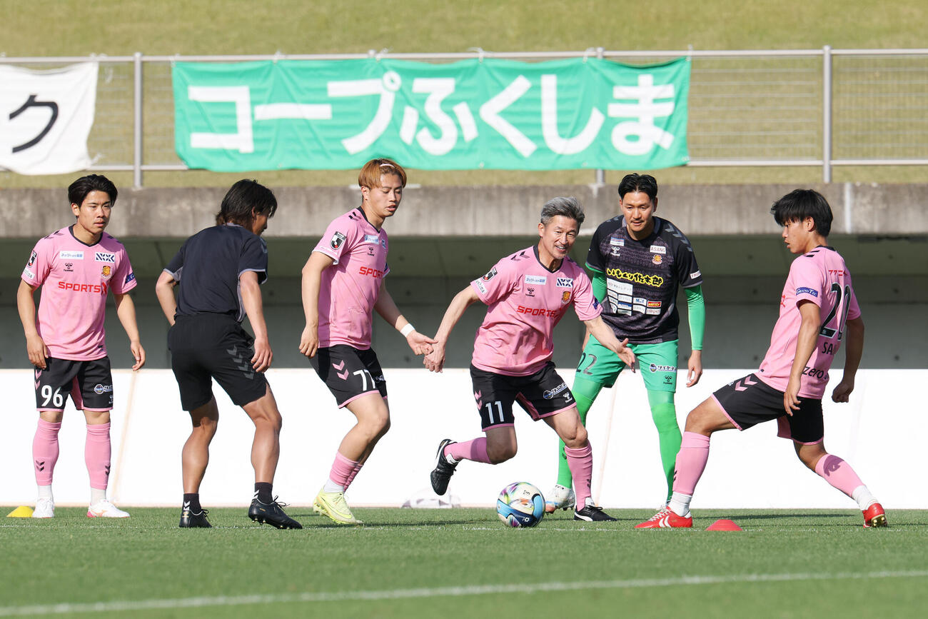 明治安田J2・J3百年構想リーグ　福島対札幌　試合後、体を動かす福島カズ（中央右）（撮影・宮地輝）