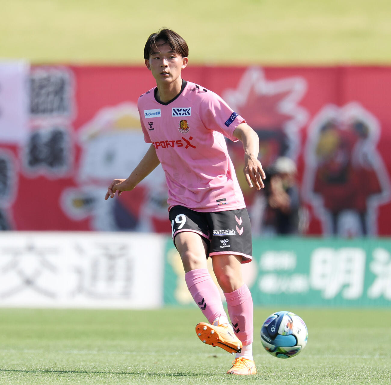 明治安田J2・J3百年構想リーグ　福島対札幌　前半、パスを出す福島土屋櫂大（撮影・宮地輝）