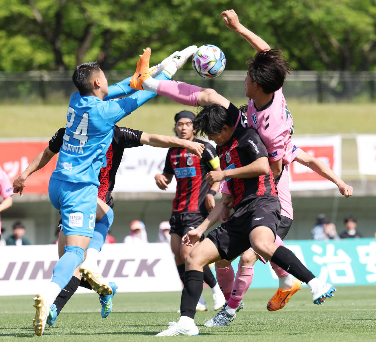 明治安田J2・J3百年構想リーグ　福島対札幌　前半、ボールに飛び込む札幌GK田川知樹（左）と福島土屋櫂大（右）（撮影・宮地輝）