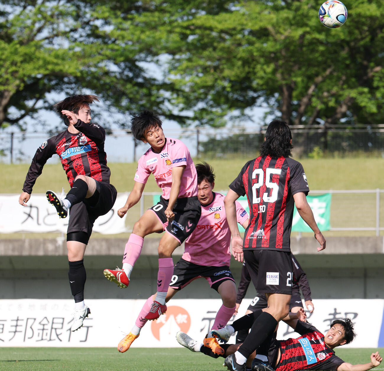 明治安田J2・J3百年構想リーグ　福島対札幌　後半、ヘディングでゴールを狙う福島泉彩稀（撮影・宮地輝）