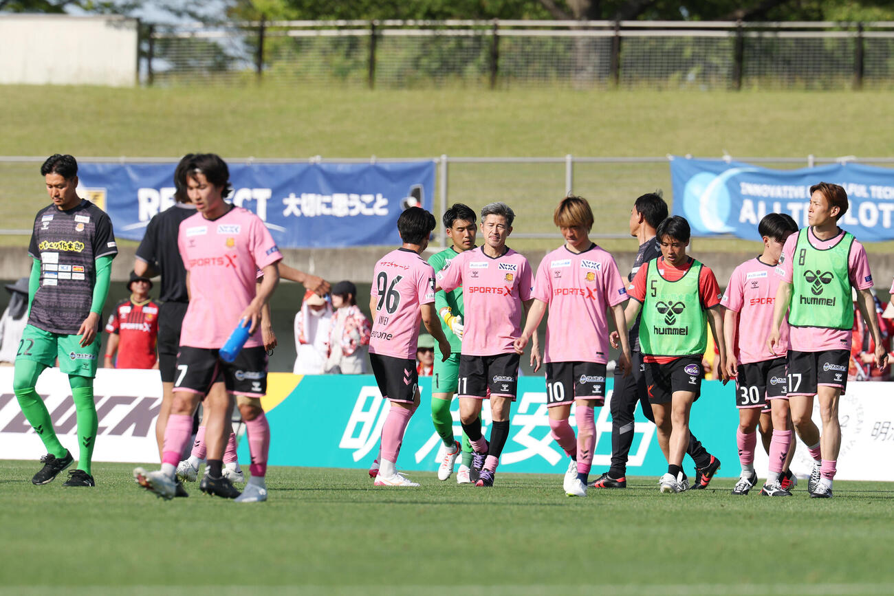 明治安田J2・J3百年構想リーグ　福島対札幌　試合に敗れ、最後まで出番がなかった福島カズ（中央）（撮影・宮地輝）