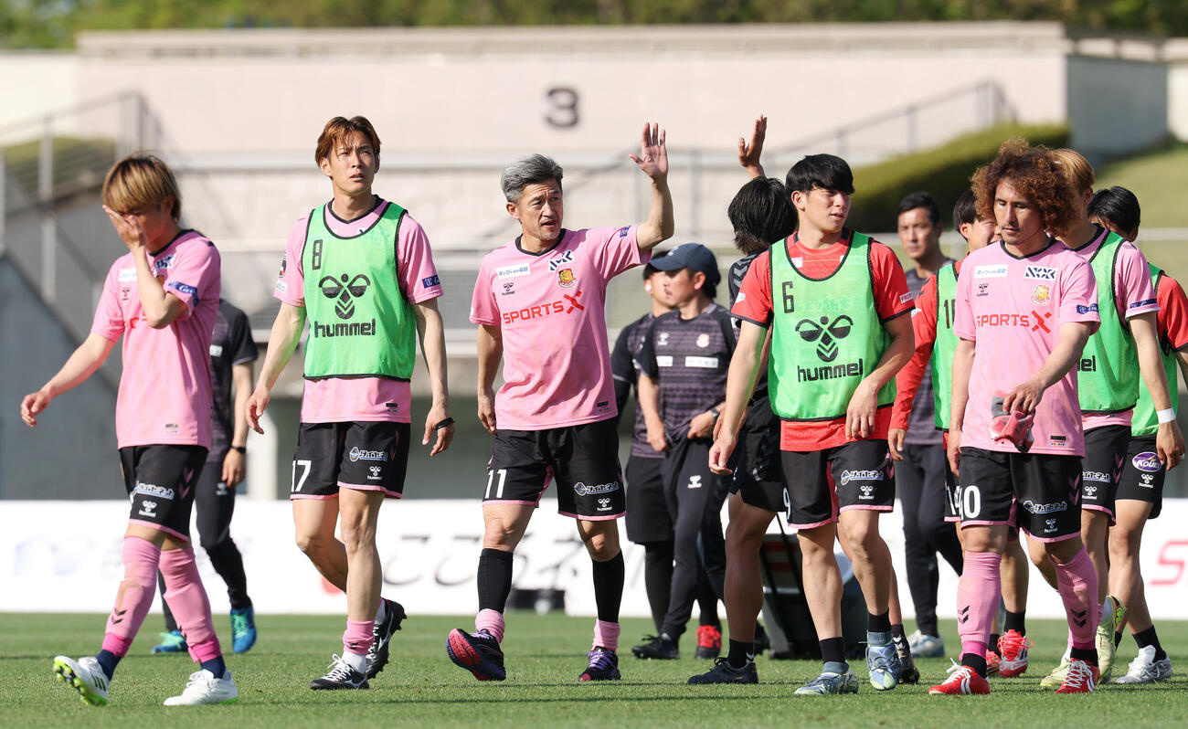明治安田J2・J3百年構想リーグ　福島対札幌　試合に敗れ、最後まで出番がなかった福島カズ（中央）（撮影・宮地輝）