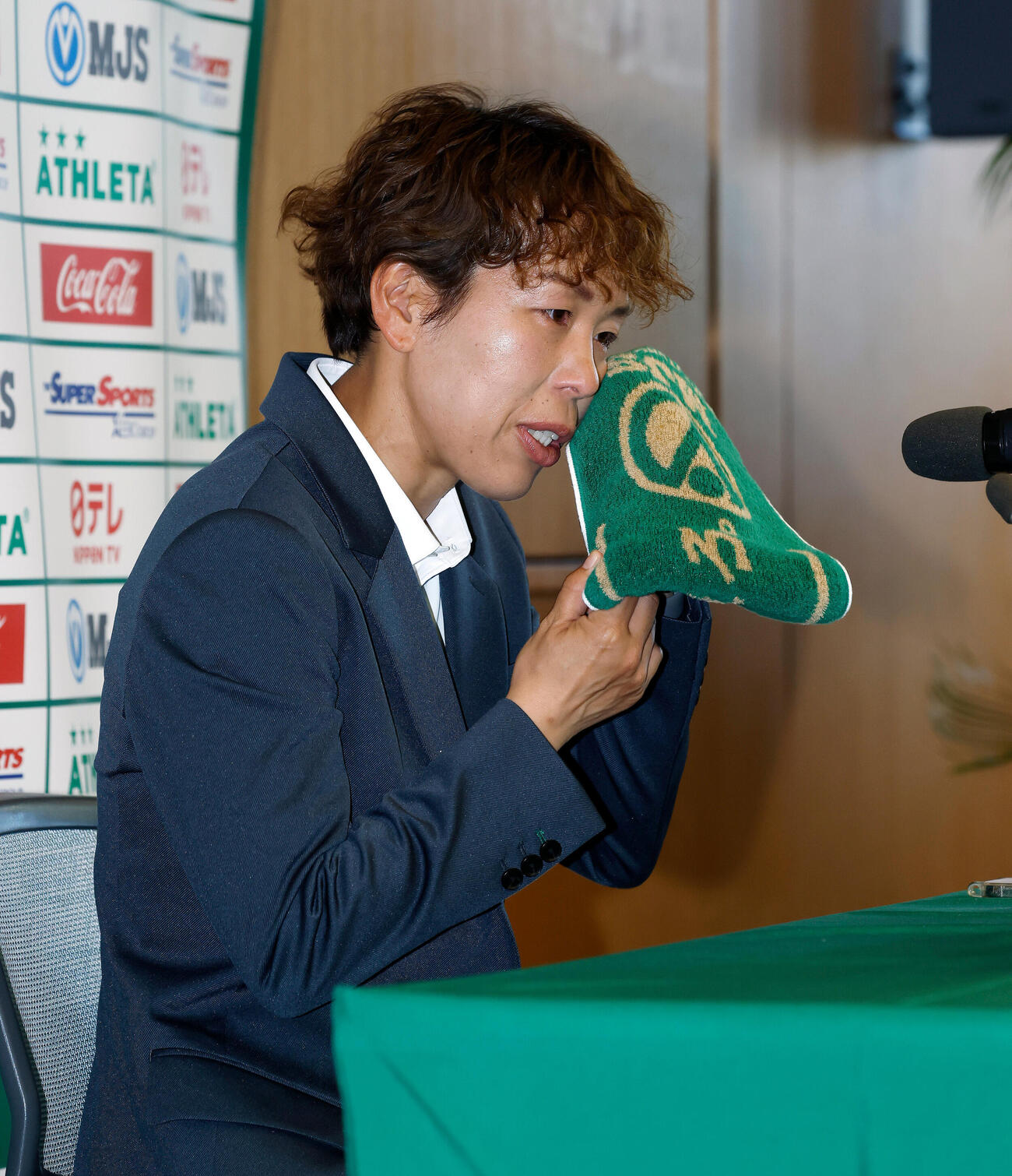 岩清水梓引退会見　会見に登壇し、涙をタオルで拭う岩清水梓（撮影・山本朝陽）