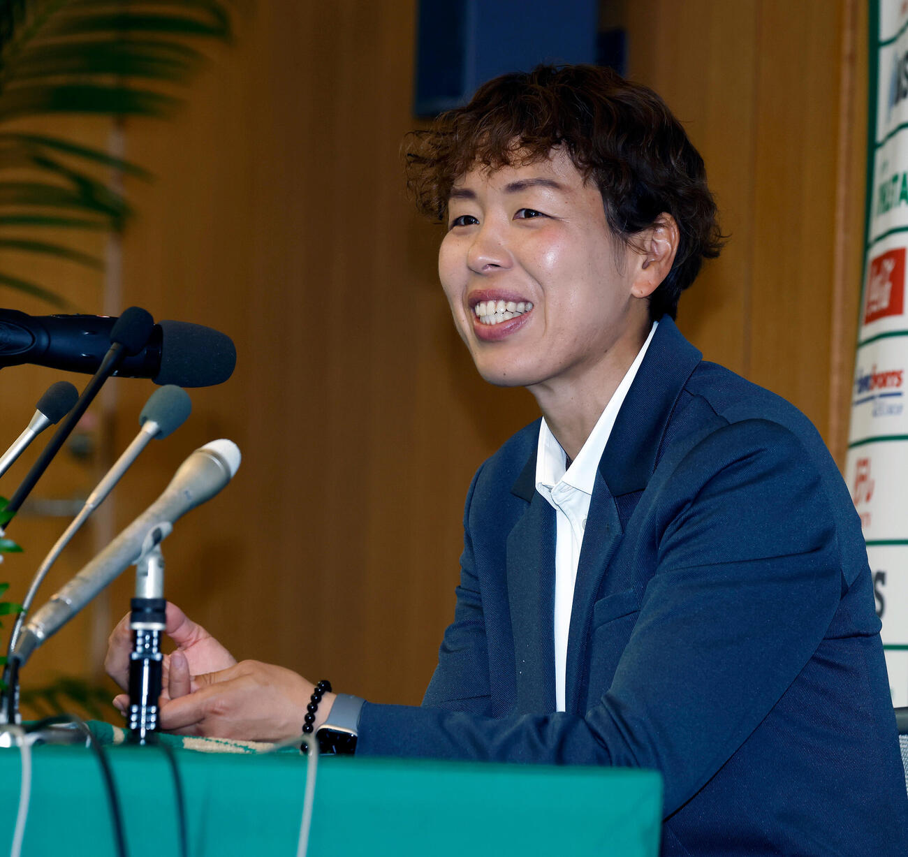 岩清水梓引退会見　会見に登壇し、笑顔を見せる岩清水梓（撮影・山本朝陽）