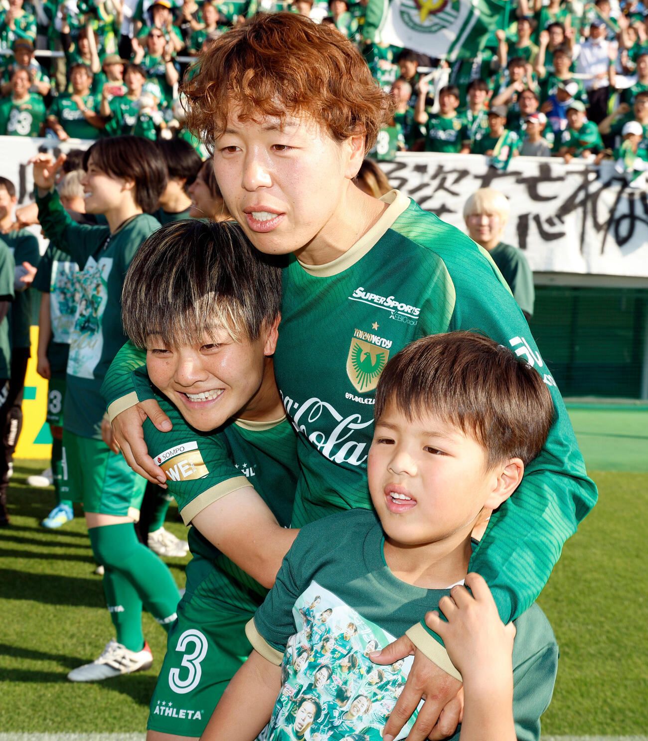 岩清水梓引退セレモニー後、記念撮影を行う村松智子（左）と岩清水梓、右は長男のせいごくん（撮影・山本朝陽）