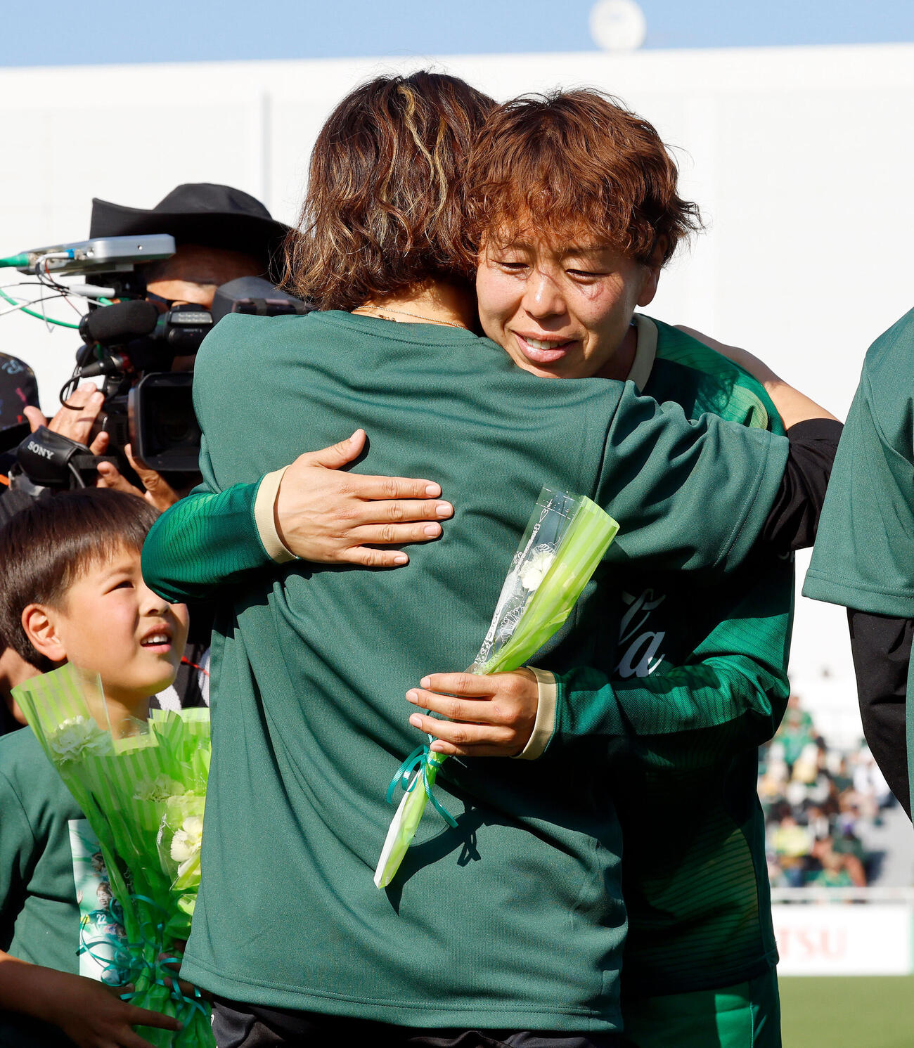 岩清水梓引退セレモニー　イレブンとの別れを惜しみ、抱き合う日テレ東京V岩清水梓（右）（撮影・山本朝陽）