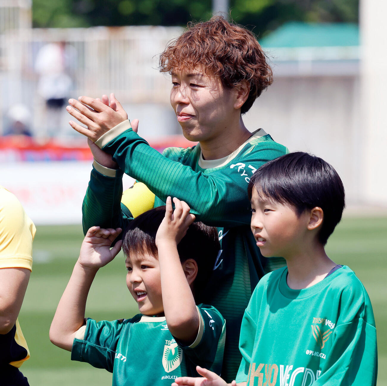 WEリーグ　第22節　日テレ東京V対新潟　試合前、入場した日テレ東京V岩清水梓（左）（撮影・山本朝陽）