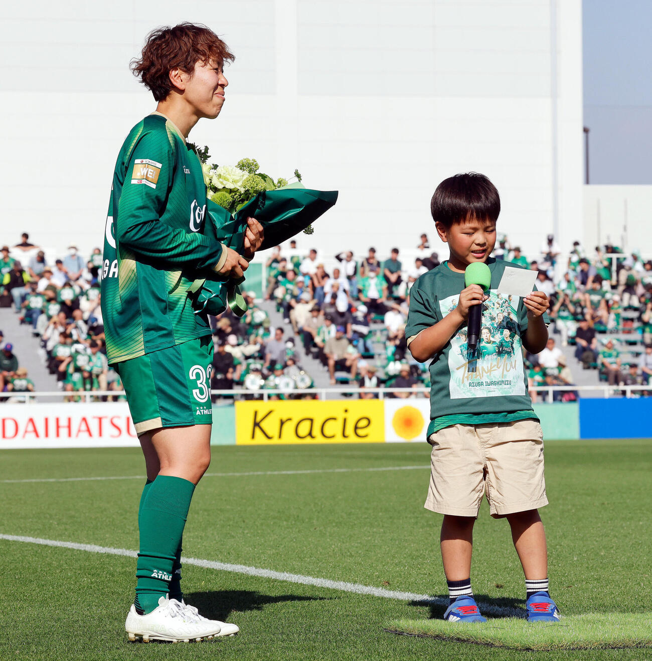 岩清水梓引退セレモニー　長男のせいごくんが手紙を読み上げ、笑顔の日テレ東京V岩清水梓（左）（撮影・山本朝陽）