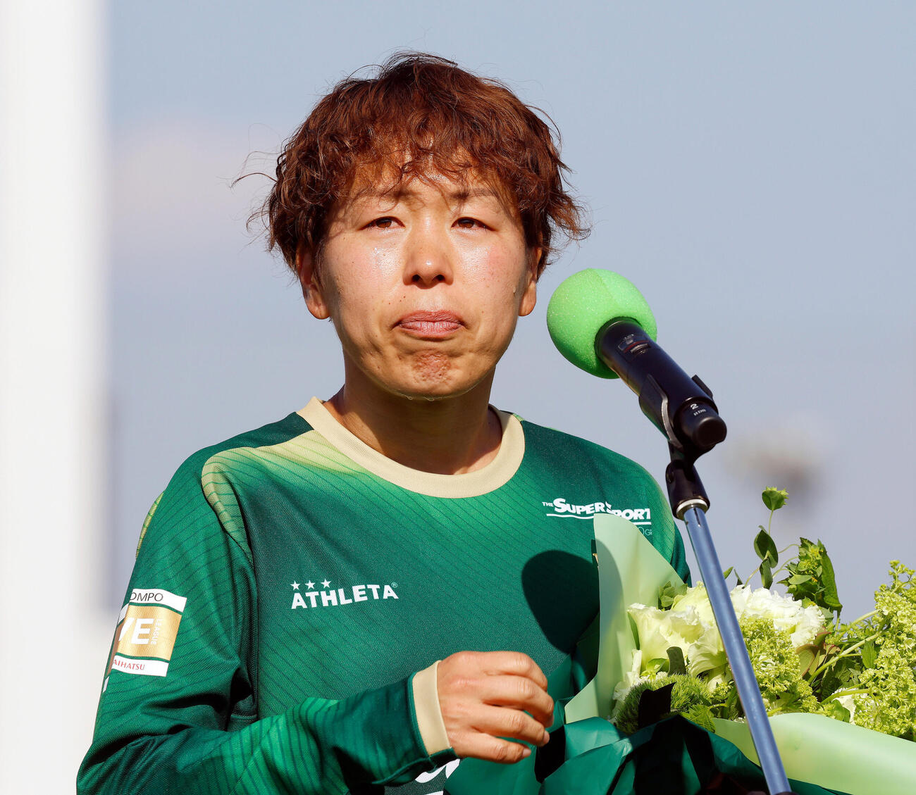 岩清水梓引退セレモニー　引退のスピーチで涙を流す日テレ東京V岩清水梓（撮影・山本朝陽）