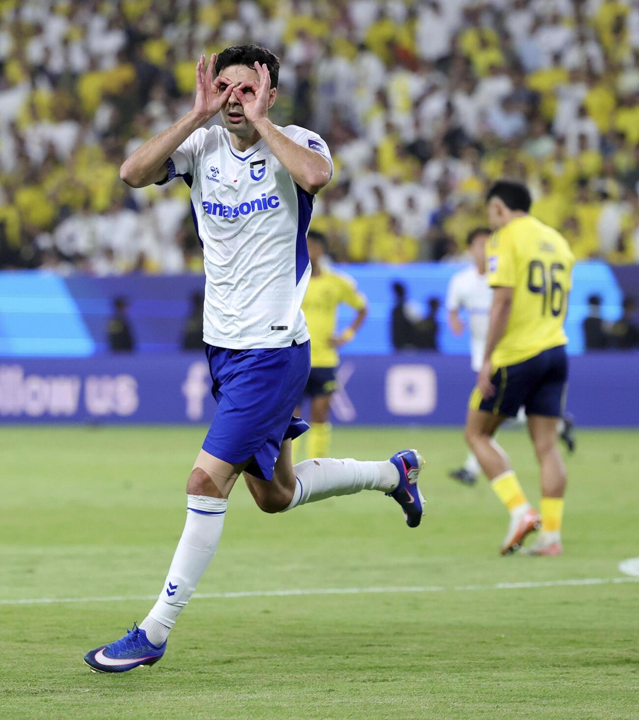 前半、先制ゴールを決め喜ぶG大阪ヒュメット（ゲッティ＝共同）