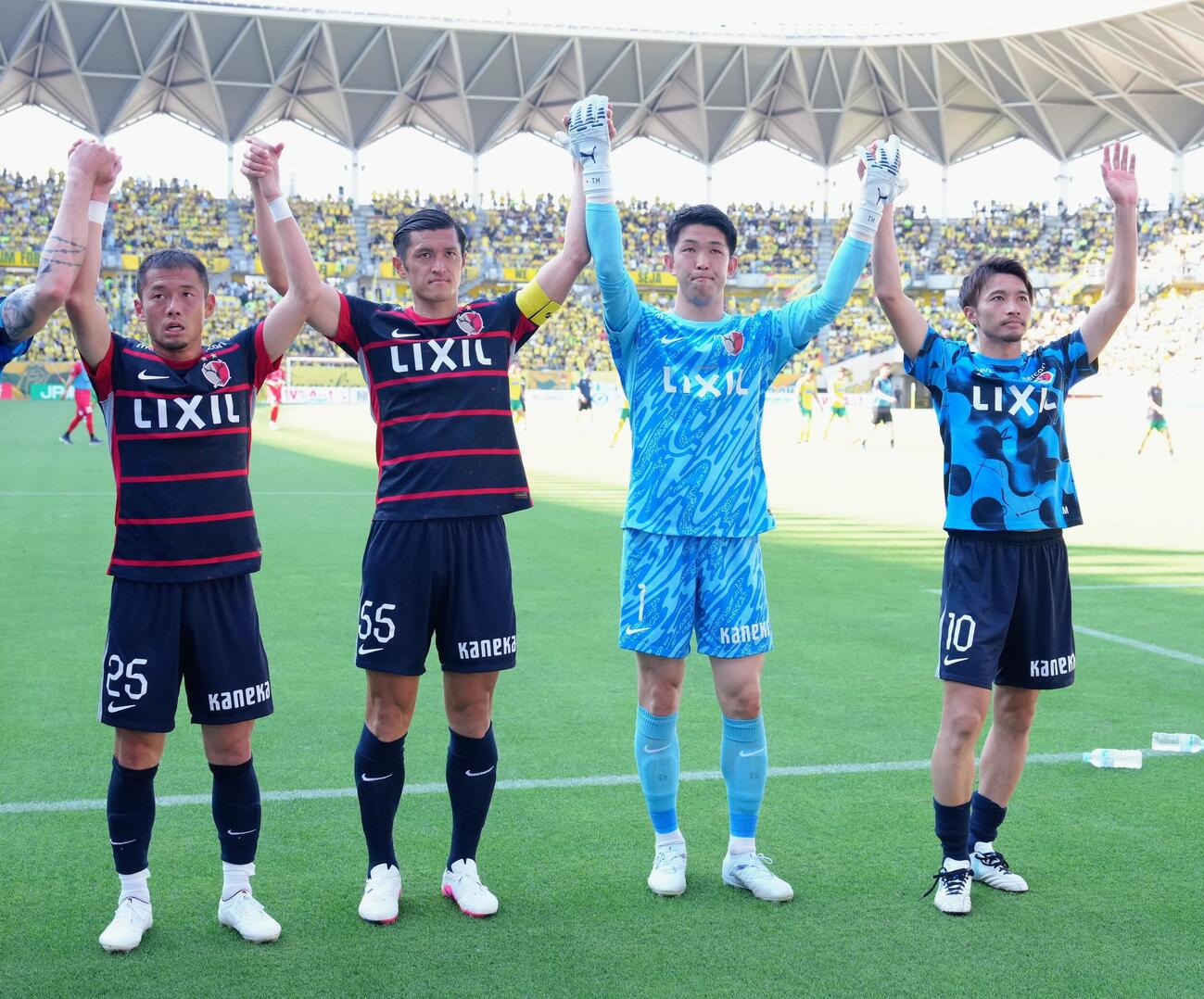 明治安田J1百年構想リーグ　千葉対鹿島　勝利し、サポーターにあいさつする鹿島GK早川友基（中央右）ら（撮影・足立雅史）