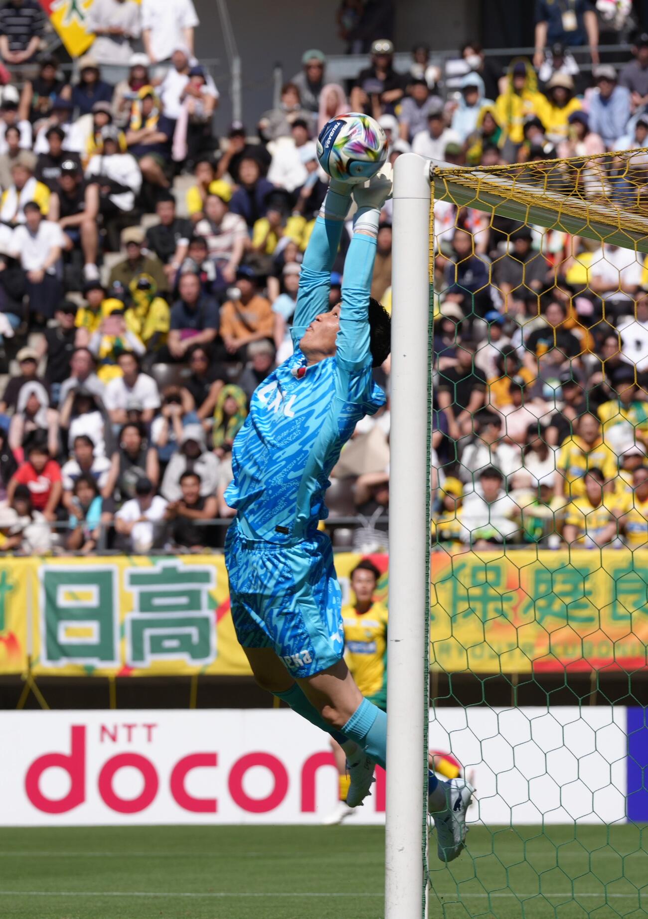 明治安田J1百年構想リーグ　千葉対鹿島　前半、シュートをセーブする鹿島GK早川友基（撮影・足立雅史）