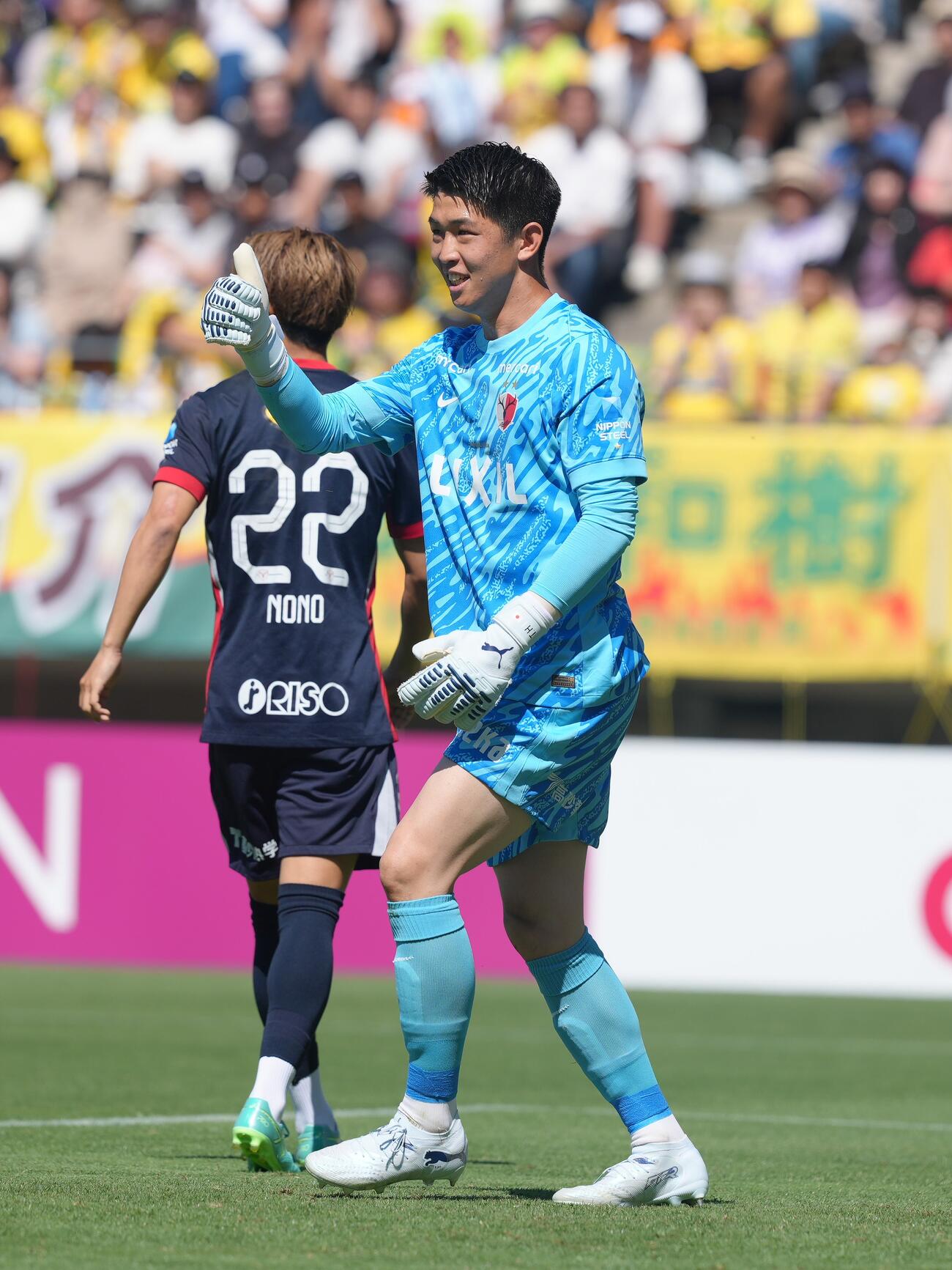 明治安田J1百年構想リーグ　千葉対鹿島　前半、シュートをセーブし、笑顔を見せる鹿島GK早川友基（撮影・足立雅史）