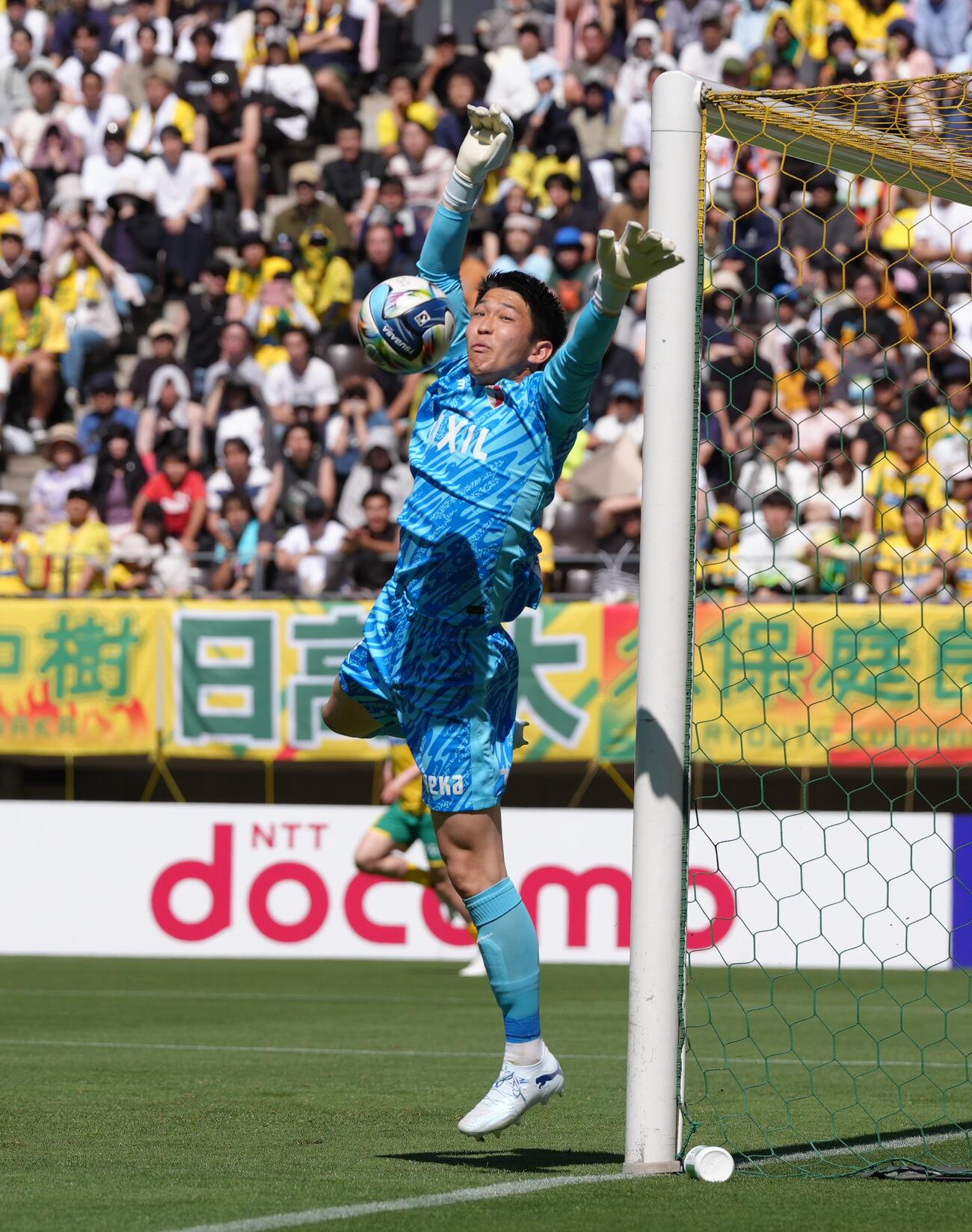 明治安田J1百年構想リーグ　千葉対鹿島　前半、シュートをセーブする鹿島GK早川友基（撮影・足立雅史）