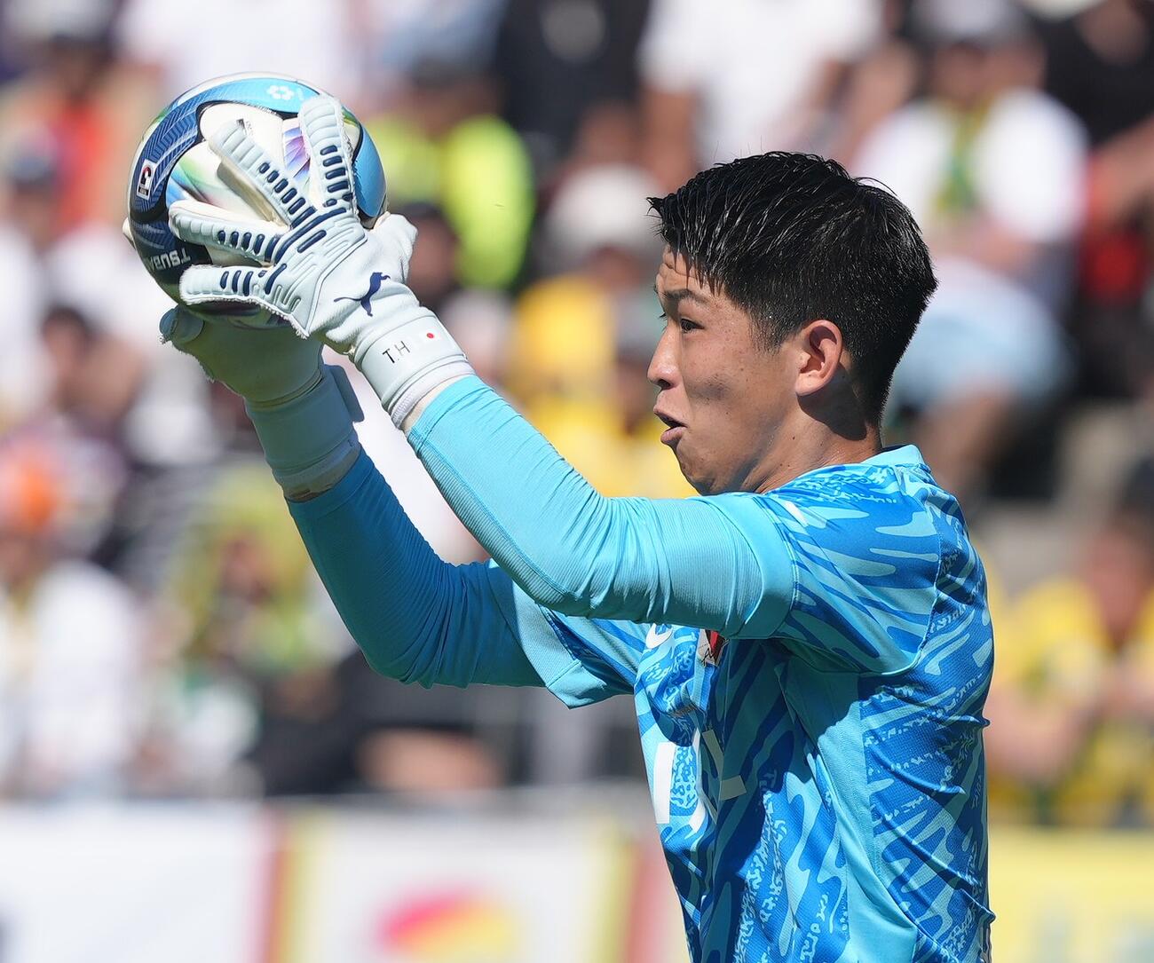 明治安田J1百年構想リーグ　千葉対鹿島　前半、シュートをセーブする鹿島GK早川友基（撮影・足立雅史）