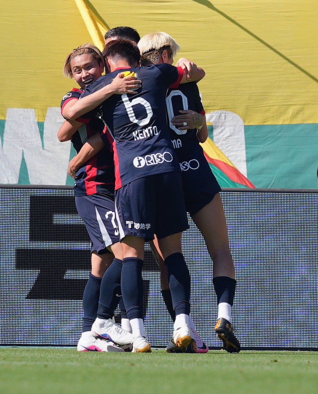 明治安田J1百年構想リーグ　千葉対鹿島　前半、先制ゴールを決め喜ぶ鹿島荒木遼太郎（左端）（撮影・足立雅史）