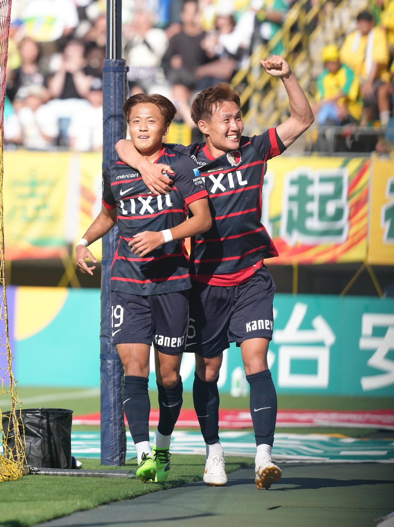 明治安田J1百年構想リーグ　千葉対鹿島　後半、ゴールを決め喜ぶ鹿島師岡柊生（左）（撮影・足立雅史）
