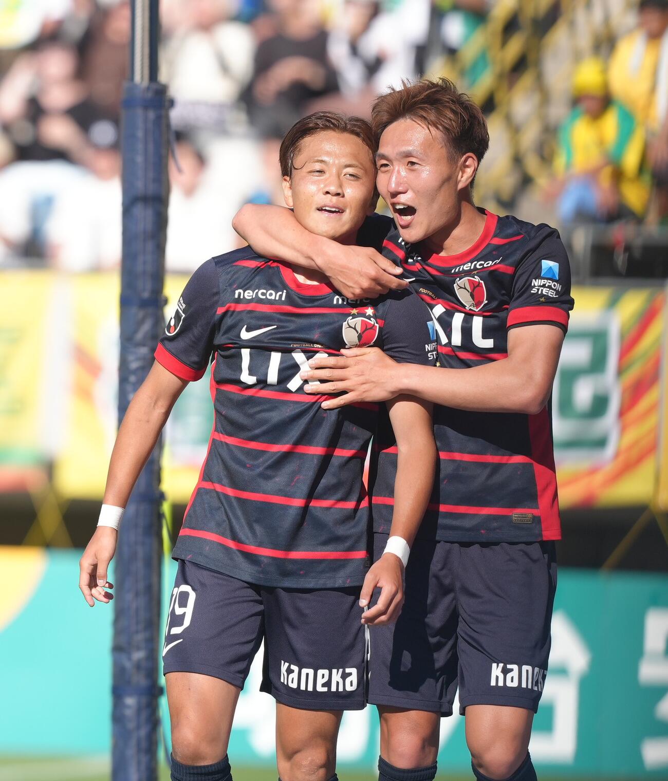 明治安田J1百年構想リーグ　千葉対鹿島　後半、ゴールを決め喜ぶ鹿島師岡柊生（左）（撮影・足立雅史）
