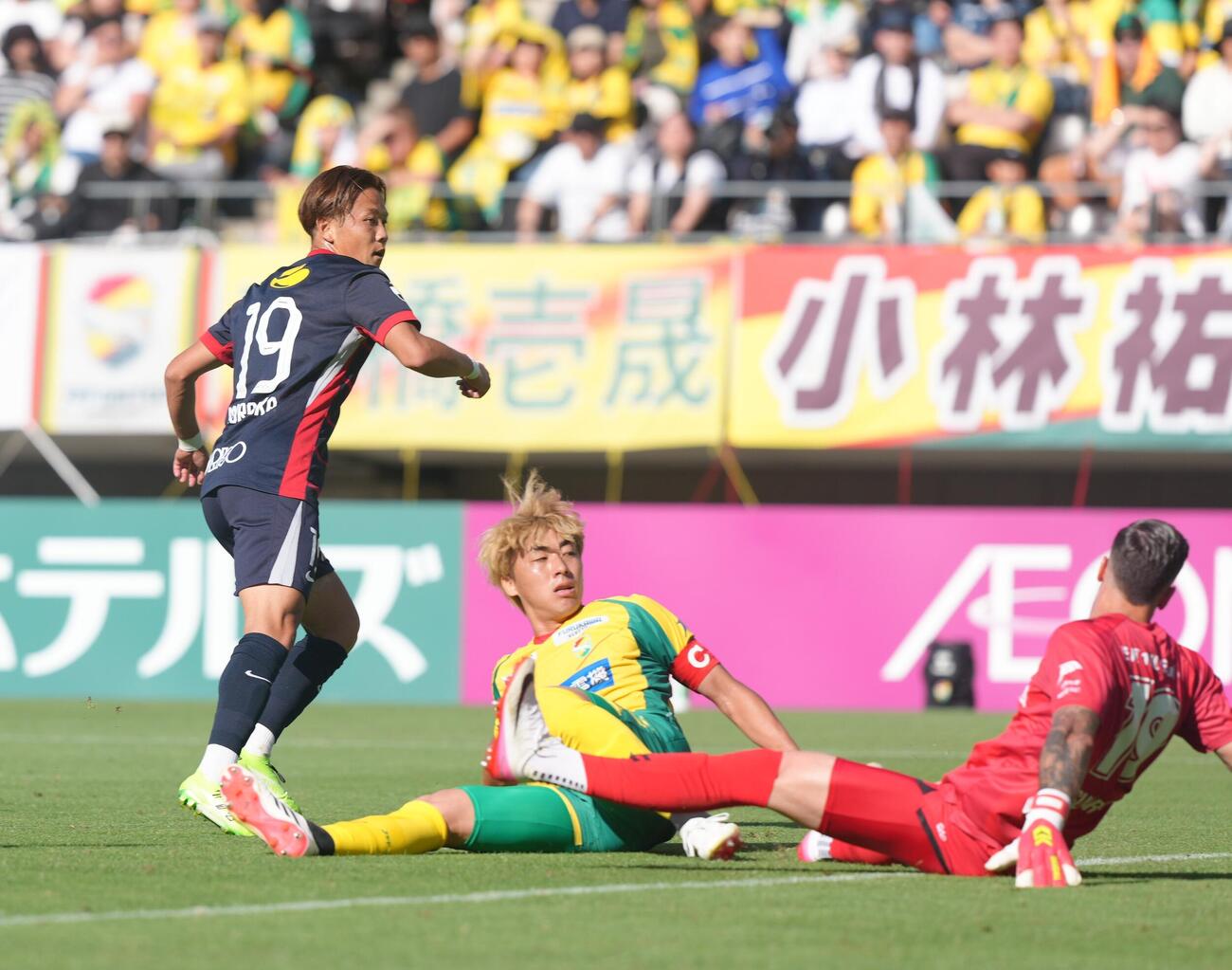 明治安田J1百年構想リーグ　千葉対鹿島　後半、ゴールを決めた鹿島師岡柊生（左）（撮影・足立雅史）